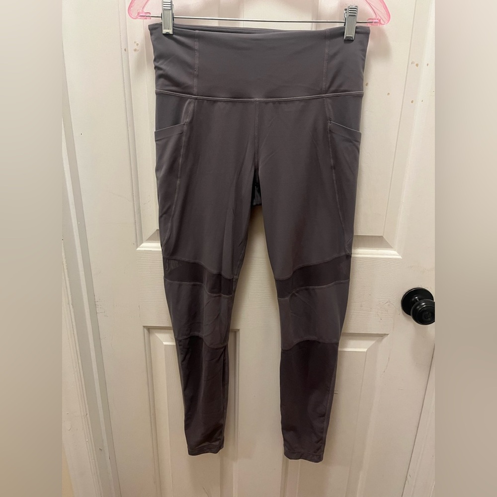 EUC ATHLETA MESHBLOCK POCKET SALUTATION TIGHT - SILVER BELLS - SZ MEDIUM